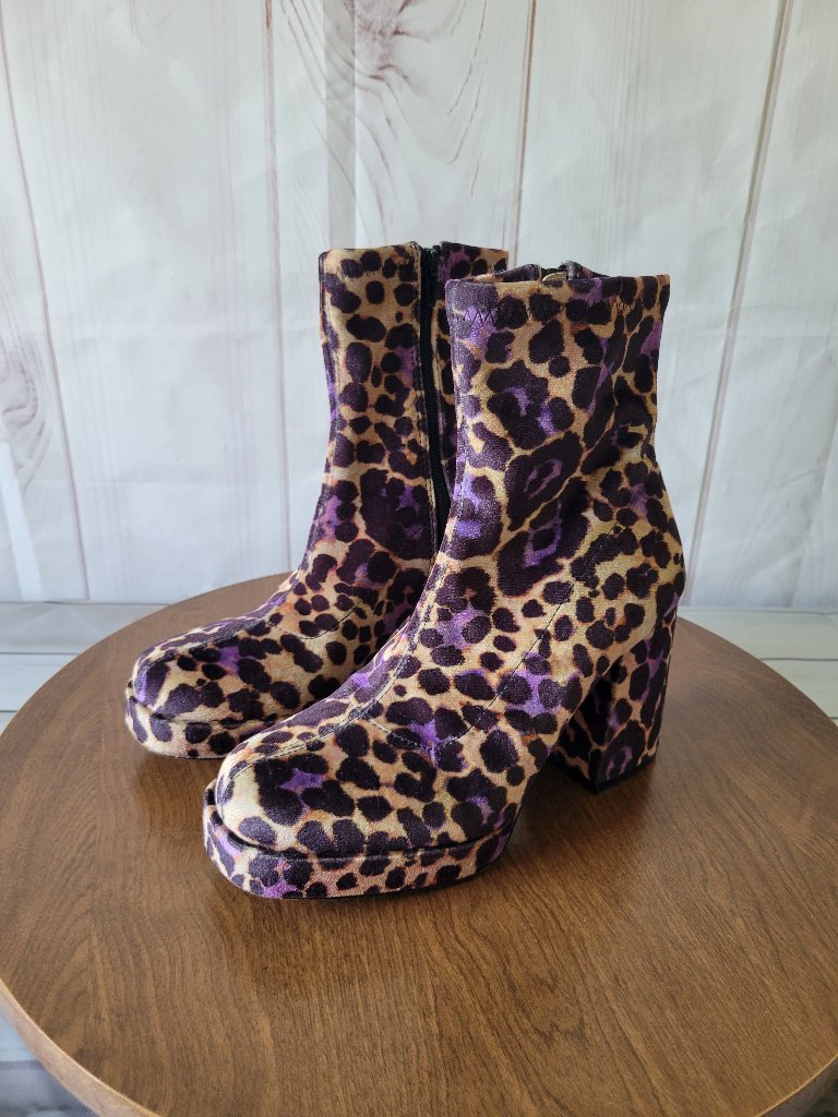 Betsey Johnson Booties Women’s 8, Matcha Leopard Print Velvet Chunky Heel Ankle